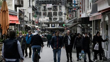 Des touristes dans une rue de Chamonix, le 24 avril 2025 en Haute-Savoie