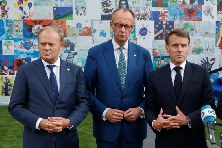 Le Premier ministre polonais Donald Tusk, le chancelier allemand Friedrich Merz et le président français Emmanuel Macron à Tirana le 16 mai 2025