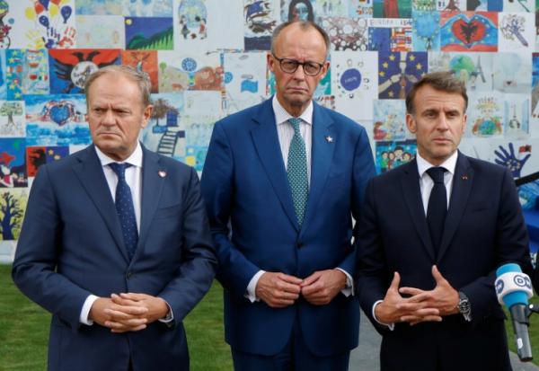 Le Premier ministre polonais Donald Tusk, le chancelier allemand Friedrich Merz et le président français Emmanuel Macron à Tirana le 16 mai 2025 