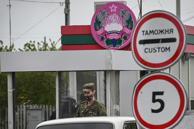 Un poste frontière entre la Moldavie et la Transnistrie, territoire séparatiste russophone où sont basées des forces russes, le 28 avril 2022