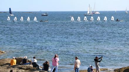 Des voiliers école naviguent en formation pour rendre hommage à Charlie Dalin, dans le cadre de la journée consacrée à la mémoire du navigateur décédé en juin, mardi à Concarneau.