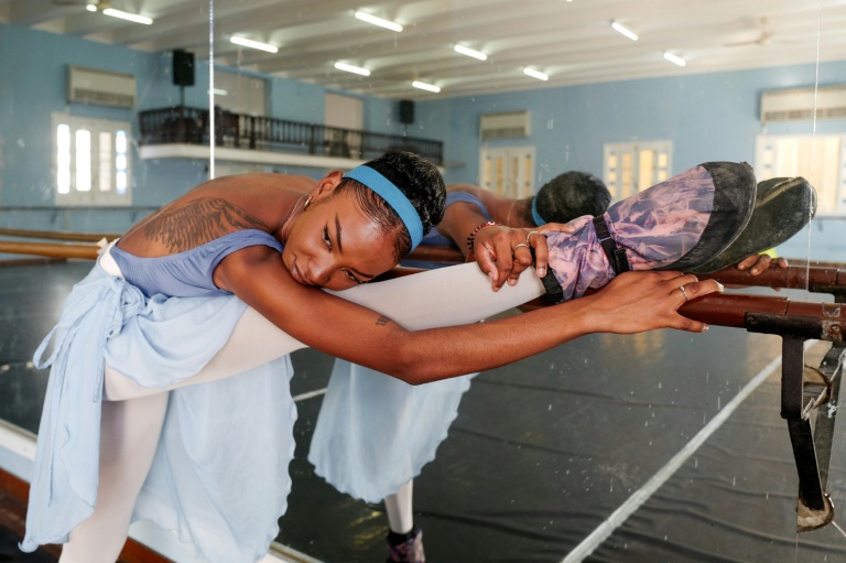 La danseuse Laura Kamila Rojas effectue des exercices d'étirement lors des répétitions au Ballet national de Cuba, le 12 mai 2026 à La Havane