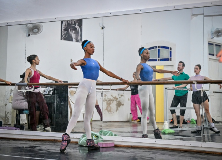 La danseuse Laura Kamila Rojas lors d'un cours au Ballet national de Cuba, à La Havane, le 12 mai 2026