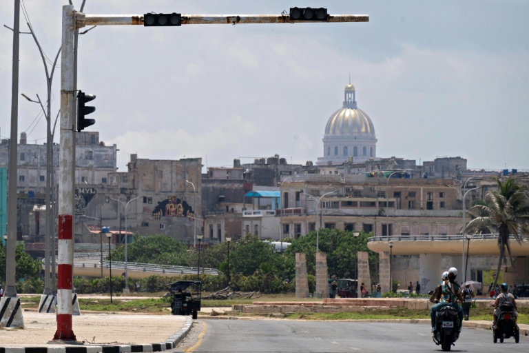 Un feu de circulation éteint dans une rue de La Havane lors d'une panne d'électricité nationale à Cuba, le 14 juillet 2026