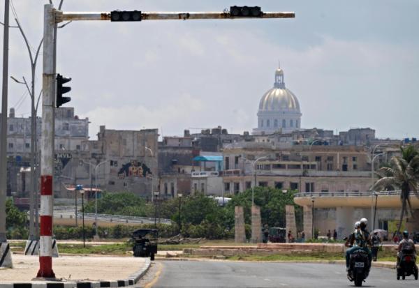 Un feu de circulation éteint dans une rue de La Havane lors d'une panne d'électricité nationale à Cuba, le 14 juillet 2026