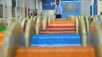 Un employé passe devant des câbles de fibre optique dans l'usine de Sterlite Technologies Limited (STL) à Chhatrapati Sambhaji Nagar, dans l'Etat de Maharashtra, en Inde, le 9 juillet 2026
