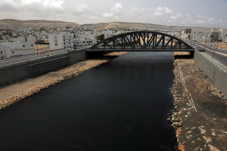 Un pont construit dans le cadre du nouveau projet de logements, intégré au plan de reconstruction, le 17 mai 2026 dans le quartier d'Al-Salam à Derna, près de trois ans après le passage dévastateur d'une tempête