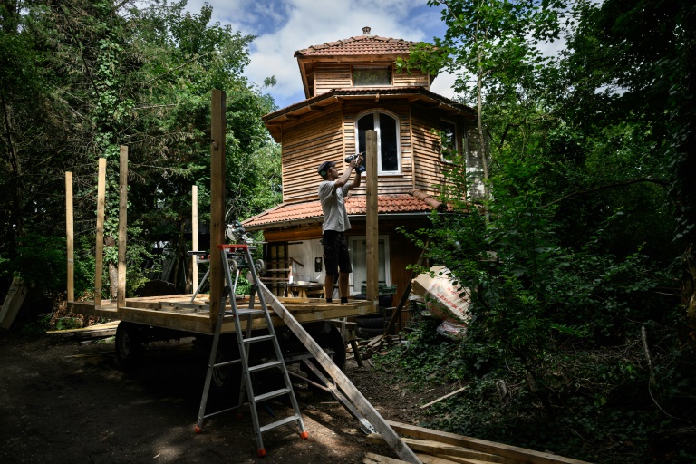 Construction d'une cabane dans le