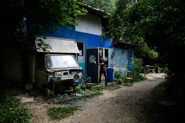 Une habitation construite dans le prolongement d'un camion dans le