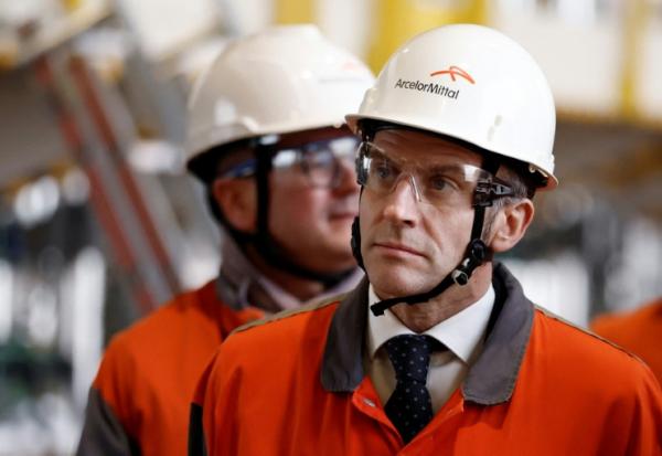 Le président Emmanuel Macron porte un casque et des lunettes sur le site d'ArcelorMittal à Dunkerque (Nord), le 10 février 2026