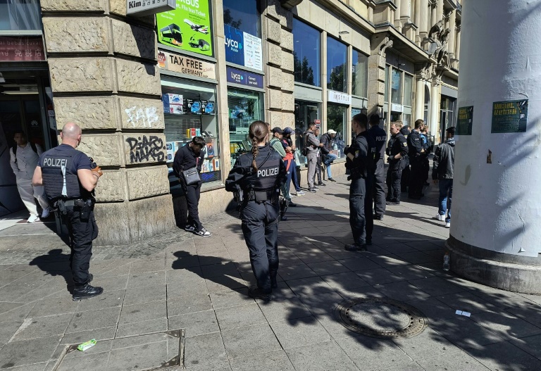 Le 28 avril 2025, des policiers en patrouille dans le quartier près de la gare centrale (Bahnhofsviertel) à Francfort-sur-le-Main, en Allemagne