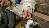 Une consommatrice de crack dans le quartier près de la gare à Francfort-sur-le-Main, en Allemagne, le 28 avril 2025