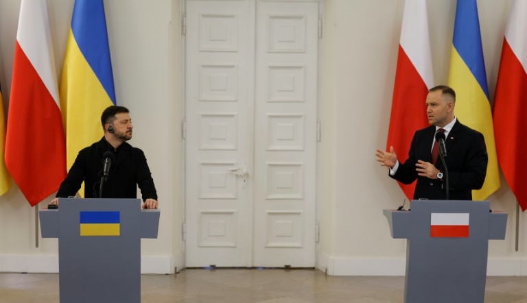 Le président polonais Karol Nawrocki (d.) et le président ukrainien Volodymyr Zelensky s'adressent à la presse lors d'une conférence de presse conjointe au Palais présidentiel de Varsovie, en Pologne, le 19 décembre 2025