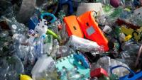 Bidons, bouteilles, filets de pêches, jouets d'enfants: toutes sortes de déchets plastiques sont utilisés par l'artiste et activiste canadien Benjamin Von Wong dans son installation intitulée "le fardeau du penseur" devant le siège de l'ONU à Genève, où se tiennent les négociations internationales sur la réduction de la pollution plastique du mardi 5 aout au jeudi 14 aout 2025

