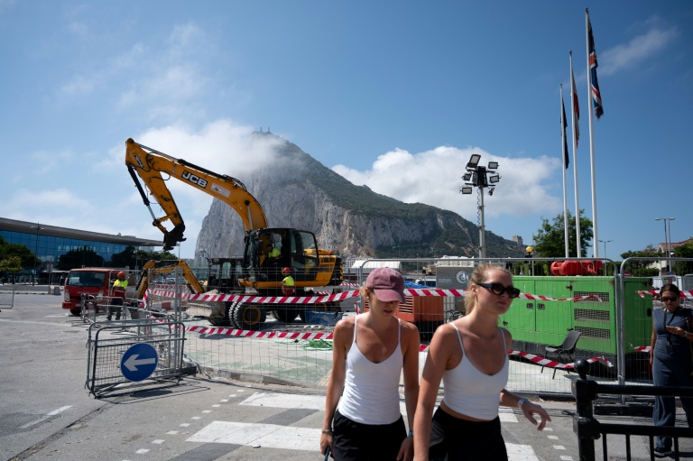 Le rocher de Gibraltar en arrière-plan, pendant des travaux visant à supprimer la frontière entre l'Espagne et Gibraltar, le 29 juin 2026
