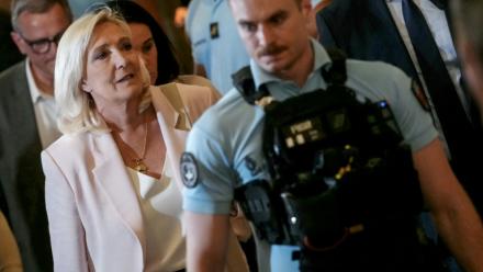 Marine Le Pen, présidente du groupe parlementaire du Rassemblement national (g), quitte la cour d'appel de Paris le 7 juillet 2026, après le prononcé de l'arrêt en appel pour détournement de fonds publics européens dans l'affaire des emplois présumés fictifs au Parlement européen