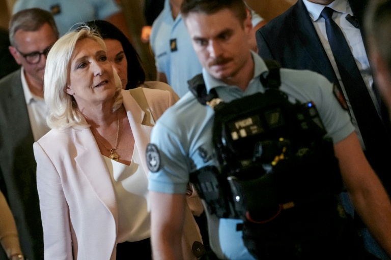 Marine Le Pen, présidente du groupe parlementaire du Rassemblement national (g), quitte la cour d'appel de Paris le 7 juillet 2026, après le prononcé de l'arrêt en appel pour détournement de fonds publics européens dans l'affaire des emplois présumés fictifs au Parlement européen