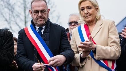 Le maire RN de Hénin-Beaumont, Steeve Vriois (g) et Marine Le Pen, présidente du groupe parlementaire Rassemblement national, le 13 févfier 2026 à Hénin-Beaumont, dans le Pays-de-Calais