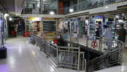 Des commerçants afghans attendent des clients dans un centre commercial, le 30 juin 2026 à Hérat, dans l'ouest de l'Afghanistan 