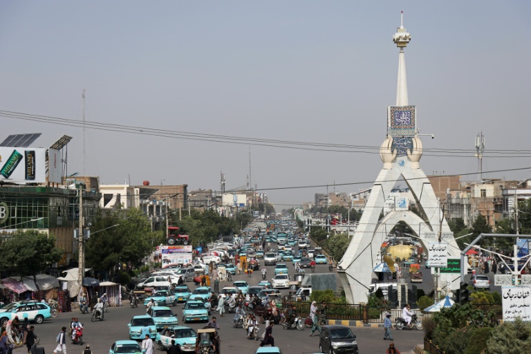 Des taxis bleus dans la circulation, le 1er juillet 2026 à Hérat, dans l'ouest de l'Afghanistan 