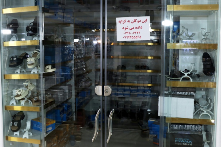 Une affichette indique que le commerce est à vendre, le 30 juin 2026 à Hérat, dans l'ouest de l'Afghanistan 

