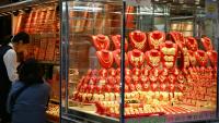 Des passants devant la vitrine d'une boutique d'or, à Hong Kong, le 26 janvier 2026