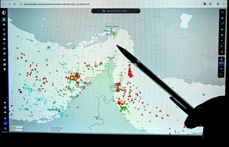 Une personne pointe un stylo sur une carte du traffic dans le détroit d'Ormuz sur le site Marinetraffic, le 4 mars 2026