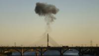 De la fumée s'élève d'un pont enjambant le Dniepr après une frappe de drone russe sur Kiev, en Ukraine, le 2 octobre 2026