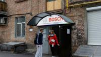Anastassiia Jmoutskaet son fils Oreste se rendent à l'école après une alerte aérienne, à Kiev, le 13 octobre 2026 en Ukraine