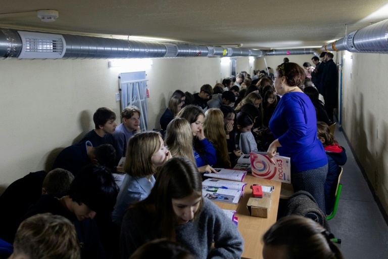 Oreste et ses camarades de classe étudient dans un abri lors d’une alerte aérienne à Kiev, le 13 octobre 2026 en Ukraine
