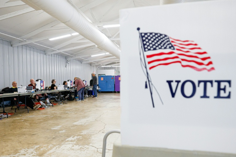 Des électeurs s'enregistrent lors du deuxième jour de vote anticipé en vue des élections de mi-mandat, dans un bureau de vote installé au DuPage Event Center and Fairgrounds à Wheaton, dans l'Illinois, le 25 septembre 2026