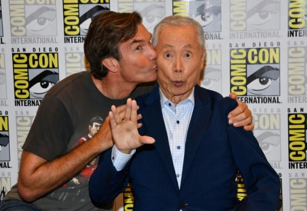 Les acteurs américains George Takei (à droite) et Jerry O'Connell, le 25 juillet 2026 au Comic-Con International à San Diego, en Californie