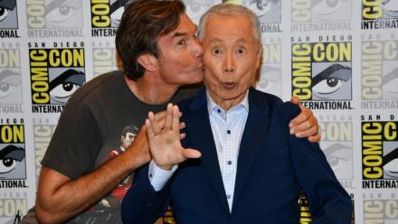 Les acteurs américains George Takei (à droite) et Jerry O'Connell, le 25 juillet 2026 au Comic-Con International à San Diego, en Californie