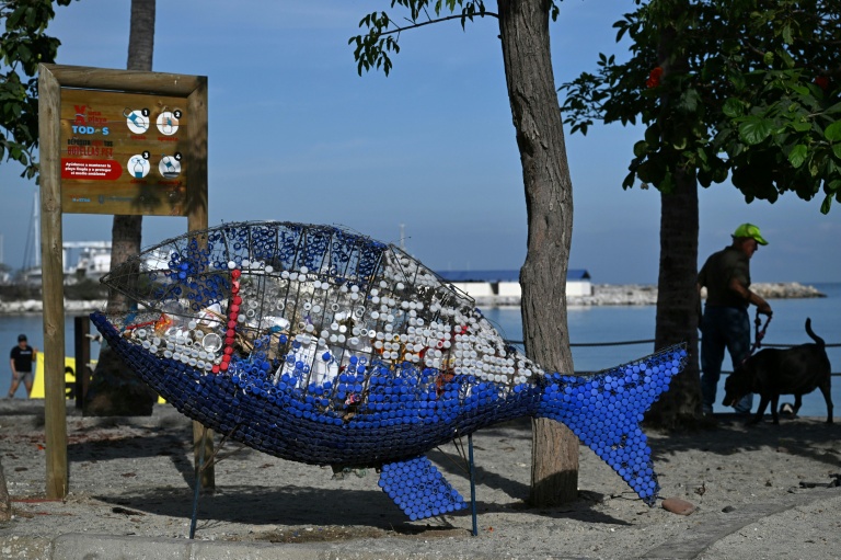 Un bac à recyclage en forme de poisson à Santa Marta, à l'occasion de la conférence sur la sortie des énergies fossiles en Colombie, le 27 avril 2026