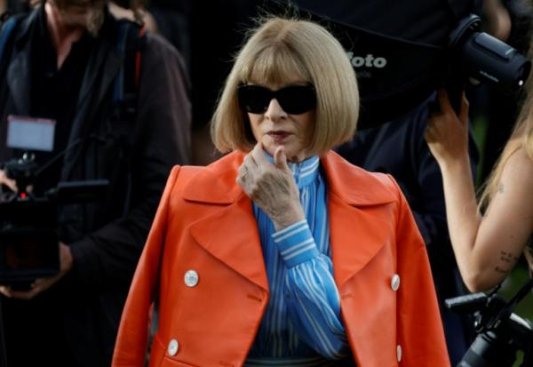 Anna Wontour (c), rédactrice en chef de Vogue USA, à la Fashion Week de Paris, le 18 juin 2024