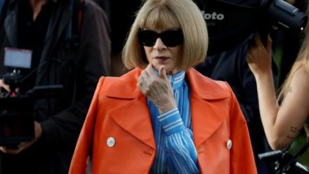 Anna Wontour (c), rédactrice en chef de Vogue USA, à la Fashion Week de Paris, le 18 juin 2024