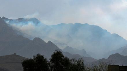De la fumée s'élève après des frappes aériennes pakistanaises près de Shamshad Ghar, une base militaire afghane située au poste-frontière de Torkham entre l'Afghanistan et le Pakistan, le 27 février 2026