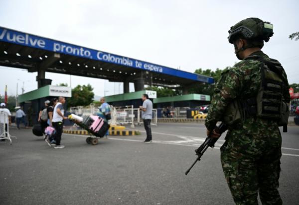 Un soldat colombien monte la garde à la frontière avec le Venezuela à Villa del Rosario, en Colombie, le 6 janvier 2026