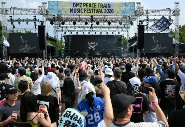 Le groupe de rock indépendant Peach Truck Hijackers en concert au DMZ Peace Train Festival à Cheorwon, près de la frontière avec la Corée du Nord, le 14 juin 2026 en Corée du Sud