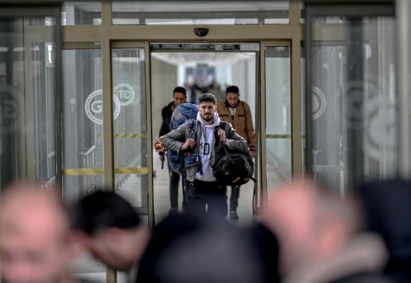 Des Iraniens arrivent sur le sol turc via le principal poste-frontière de Razi-Kapiköy entre l'Iran et la Turquie, le 31 janvier 2026
