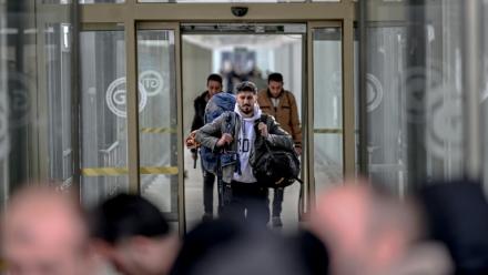 Des Iraniens arrivent sur le sol turc via le principal poste-frontière de Razi-Kapiköy entre l'Iran et la Turquie, le 31 janvier 2026
