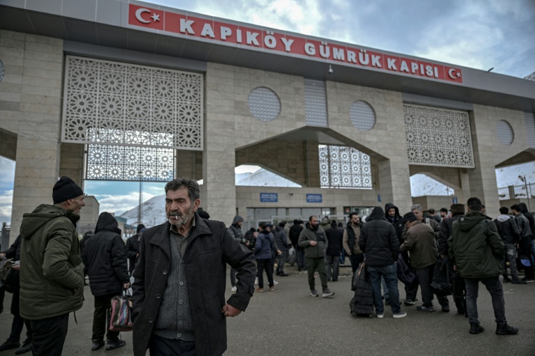 Des Iraniens viennent de passer le principal poste-frontière entre l'Iran et la Turquie à Kapiköy, dans l'est de la Turquie, le 31 janvier 2026
