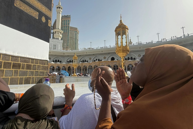 Prière au pied de la Kaaba, vers laquelle les musulmans du monde entier se tournent pour prier, dans la Grande Mosquée de La Mecque, le 22 mai 2026.