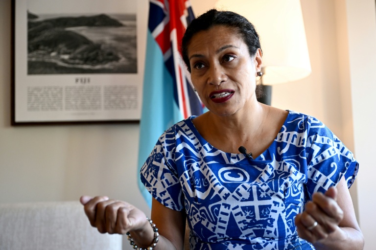 La ministre fidjienne de l'Information, de l'Environnement et du Climat, Lynda Tabuya,  lors d'un entretien avec l'AFP en marge du sommet du Pacifique pré-COP31, à Nadi, le 7 octobre 2026