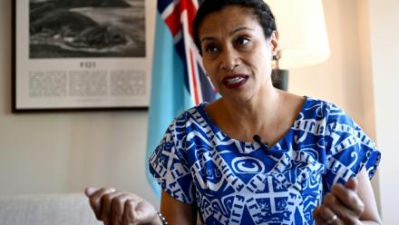 La ministre fidjienne de l'Information, de l'Environnement et du Climat, Lynda Tabuya,  lors d'un entretien avec l'AFP en marge du sommet du Pacifique pré-COP31, à Nadi, le 7 octobre 2026