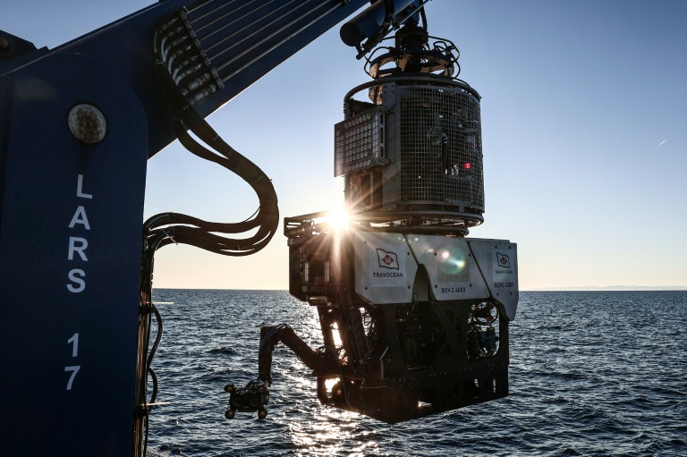 Le ROV C 4000 sort de l'eau lors de la mission archéologique d'exploration de l'épave du Camara 4 au large de Ramatuelle, dans le Var, le 7 avril 2026