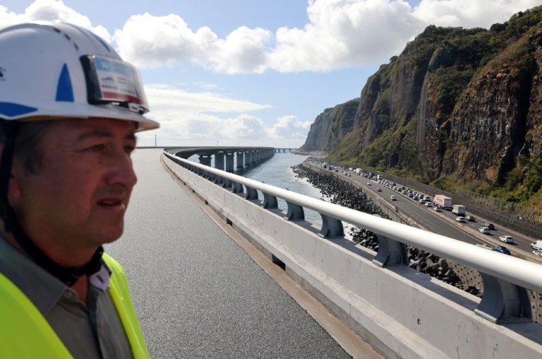 Un ingénieur surveille le trafic depuis le viaduc de la Nouvelle Route du Littoral, à Saint-Denis de La Réunion, le 2 août 2022
