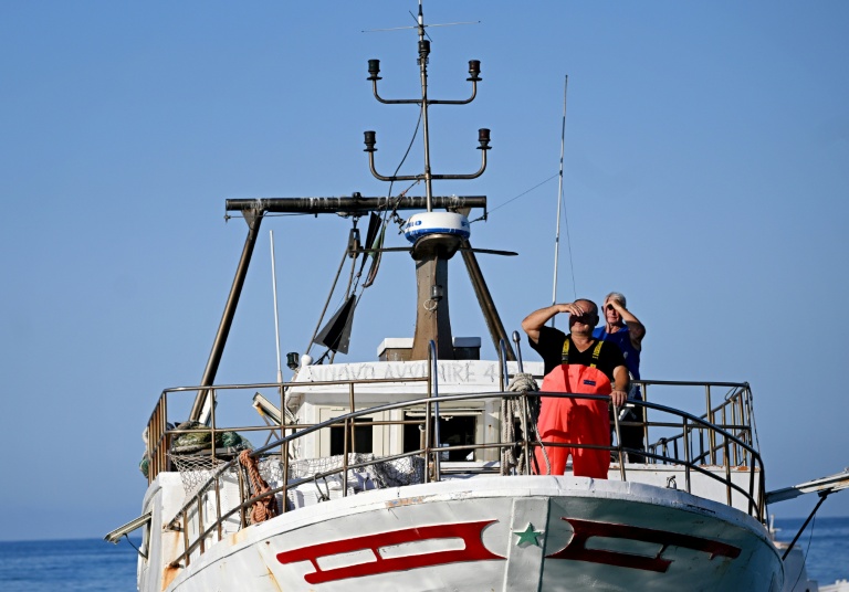 Un pêcheur sur le pont de son bateau alors qu'il arrive pour décharger sa pêche au port de Lampedusa après une journée en mer, le 8 juillet 2026 en Italie