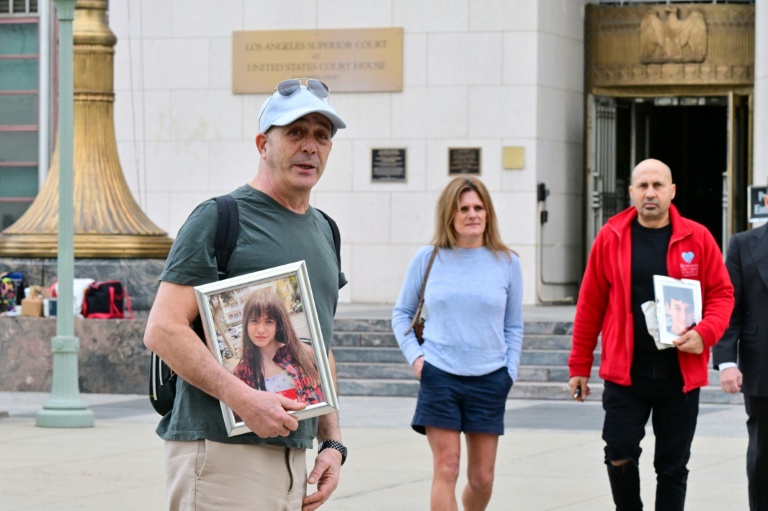 Devant le tribunal de Los Angeles le 9 février 2026