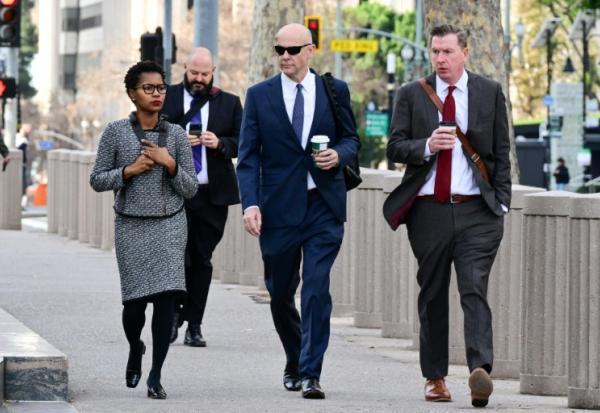 Phyllis Jones (à gauche), avocate de Meta, arrive au tribunal à Los Angeles, en Californie, le 9 février 2026